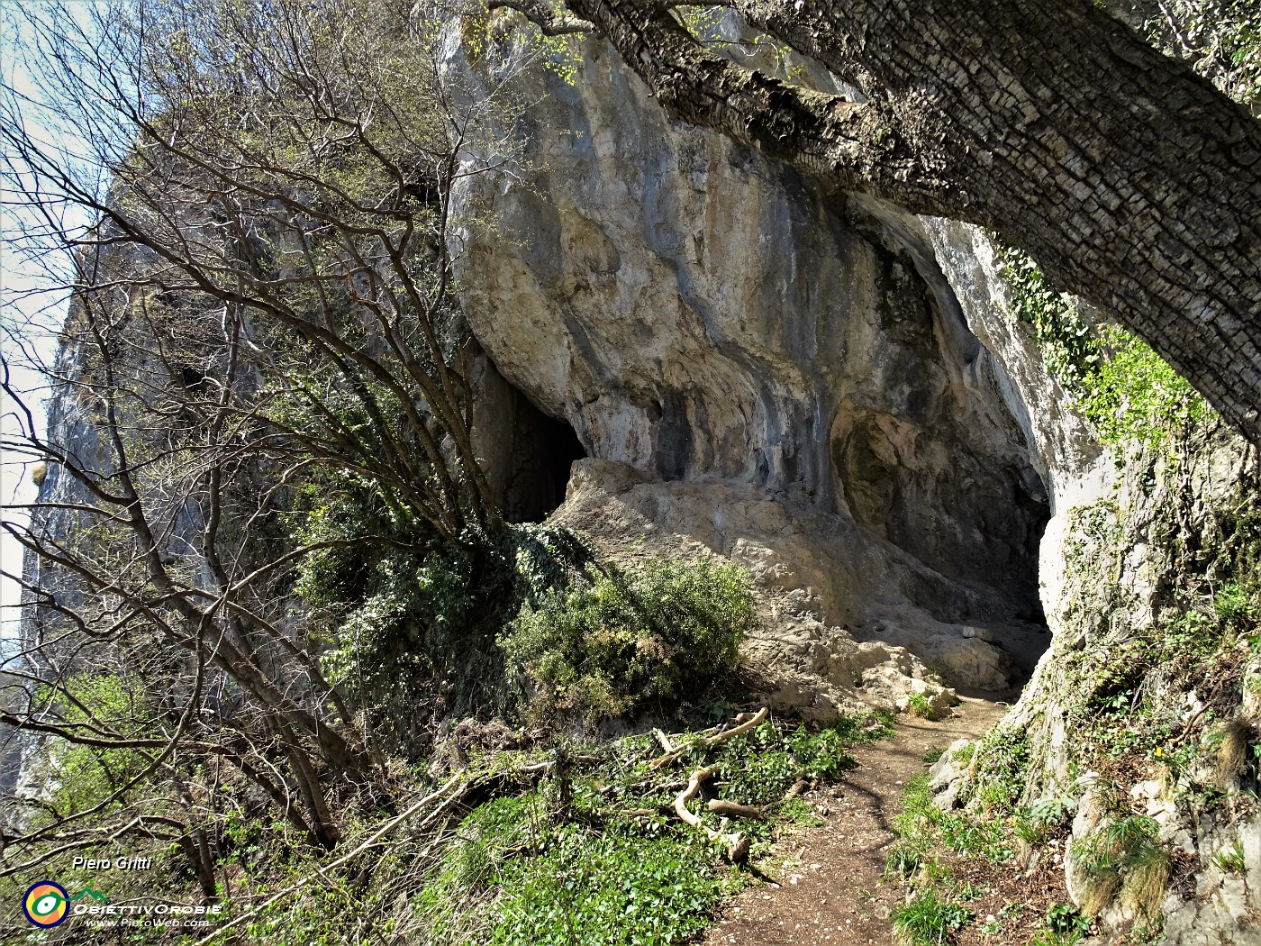 72 La grotta-nascondiglio quella a sx impervia da raggiungere.JPG